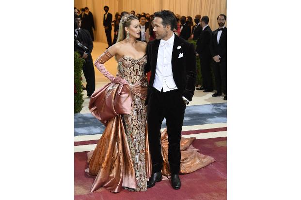 Das Schauspielerehepaar Blake Lively und Ryan Reynolds ist es zwar gewohnt, im Rampenlicht zu stehen, aber die Geburt ihrer vier Kinder war für sie eine äußerst private Angelegenheit. Bei der ersten i ...