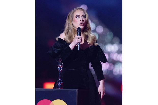 Als Adele erstmals über ihren Sohn Angelo sprach, war dieser schon lange auf der Welt. Ihren Babybauch hatte die Sängerin damals gekonnt unter weiter Kleidung verborgen.
