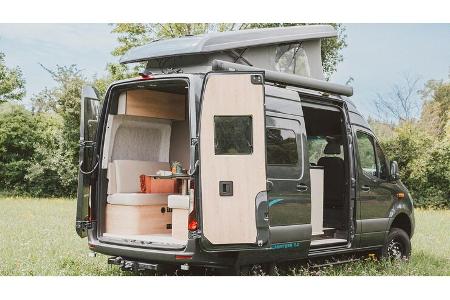 Außenaufnahme, offene Heckklappe, Aufstelldach, Markise, Campingbus