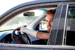 Autofahren mit Gips: Das müssen Sie wissen