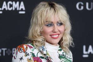 Miley Cyrus blickt in TikTok-Serie auf ihr Leben zurück