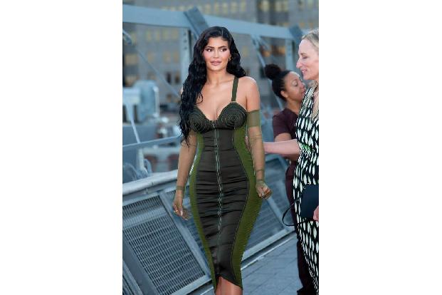 Kylie Jenner liebt die perfekten Looks, die Perücken ermöglichen. Und sie behauptet, dass sie auch den Rest der Familie auf den Geschmack gebracht hat: 