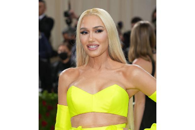 Bei Gwen Stefani denken die meisten wohl an platinblondes Haar, doch ihre echte Haarfarbe ist hellbraun. Und zusätzlich zu ihrer blondierten Mähne präsentiert sie auch gern mal neue und extravagante Stylings, für die sie auf Perücken zurückgreift.