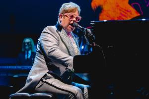 Nach Sturz: Elton John muss Nacht im Krankenhaus verbringen