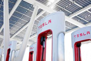 Heute laden ALLE kostenlos an Tesla-Superchargern