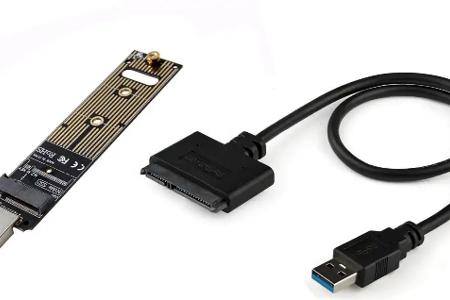 Die Verwendung von SB-Adaptern ermöglicht es, den gesamten Inhalt von Festplatten direkt am Notebook zu kopieren – entweder von M.2-Flashspeichern (links) oder von SATA-Datenträgern (rechts).