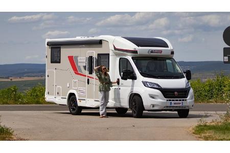 Aussenansicht, Wohnmobil, Frau, Teilintegriert