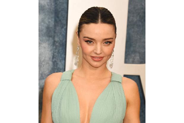 …Miranda Kerr glaubt, dass sie mit tierischer Hilfe noch schöner werden kann. Wie sie Gwyneth Paltrow während einer Goop-Konferenz verriet, lässt sie Gesichtsbehandlungen mit Blutegeln machen. Noch blutrünstiger…