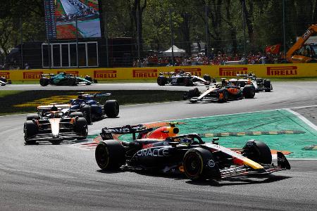 Formel 1: Noten und Einzelkritik zum Italien-GP in Monza - Max Verstappen trägt sich erneut in die Geschichtsbücher ein: Beim Ferrari-Heimspiel in Monza fuhr der Red-Bull-Pilot seinen zehnten Sieg in Folge ein, was zuvor noch keinem Piloten gelang. Teamkollege Sergio Pérez wurde nach beherztem Kampf Zweiter vor Pole-Setter Carlos Sainz. Alle F1-Stars in der Einzelkritik: Formel 1: Noten und Einzelkritik zum Italien-GP in Monza - Max Verstappen trägt sich erneut in die Geschichtsbücher ein: Beim Ferrari-Heimspiel in Monza fuhr der Red-Bull-Pilot seinen zehnten Sieg in Folge ein, was zuvor noch keinem Piloten gelang. Teamkollege Sergio Pérez wurde nach beherztem Kampf Zweiter vor Pole-Setter Carlos Sainz. Alle F1-Stars in der Einzelkritik:
