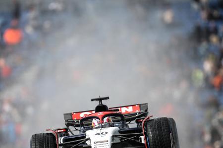 Platz 11: Liam Lawson (AlphaTauri) - Note: 3,0 - Fuhr ein erneut fehlerloses Rennen und wäre dafür auch beinahe mit seinem ersten Formel-1-Punkt belohnt worden: Einzig ein Zwischenfall vor ihm oder anders formuliert das nötige Quäntchen Glück fehlten dem Neuseeländer. Dass er für die Egalisierung des besten Ergebnisses von Ex-Stammfahrer Nyck de Vries nur zwei Rennen benötigte, darf er jedoch als Erfolg verbuchen.