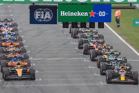 Das verdienen die Formel-1-Piloten 2023 - Das Portal 'racingnews365' will erfahren haben, wie viel jeder der 20 Formel-1-Piloten in der Saison 2023 als Grund-Gehalt bekommt, leistungsbezogene Boni und Sponsoren-Einnahmen nicht einberechnet. Zweifach-Weltmeister Max Verstappen muss seinen bisherigen Spitzenplatz nach der Vertragsverlängerung von Lewis Hamilton an den Mercedes-Mann abgeben. Die Gehälter der Fahrer zum Durchklicken: Das verdienen die Formel-1-Piloten 2023 - Das Portal 'racingnews365' will erfahren haben, wie viel jeder der 20 Formel-1-Piloten in der Saison 2023 als Grund-Gehalt bekommt, leistungsbezogene Boni und Sponsoren-Einnahmen nicht einberechnet. Zweifach-Weltmeister Max Verstappen muss seinen bisherigen Spitzenplatz nach der Vertragsverlängerung von Lewis Hamilton an den Mercedes-Mann abgeben. Die Gehälter der Fahrer zum Durchklicken: