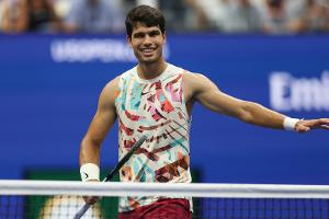 Alcaraz marschiert ins Viertelfinale - Medwedew bleibt cool
