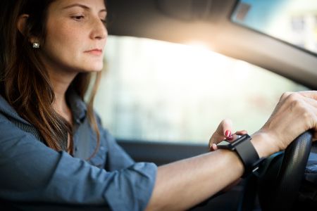 Alltagsfrage: Ist eine Smartwatch am Steuer eigentlich legal? Alltagsfrage: Ist eine Smartwatch am Steuer eigentlich legal?