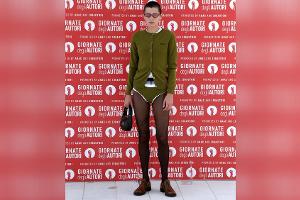 Emma Corrin ohne Haare und Hose in Venedig