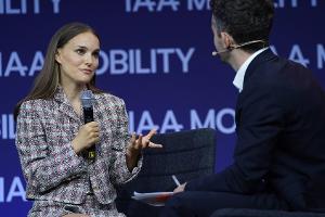 Natalie Portman ohne Ehering zu Besuch bei der IAA in München