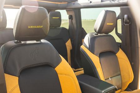 Vordere Sitze und Innenraum des Manhart BC 400.