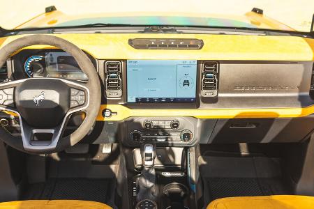 Cockpit des Manhart BC 400.