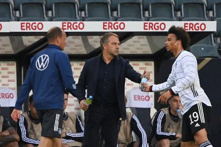 Juni 2022: DFB-Motor kommt ins Stottern - Es wird zäher. In der Nations League ist mit der Siegesserie Schluss. Nach vier Unentschieden gelingt aber zum Abschluss der ersten Flick-Saison immerhin noch ein 5:2 gegen Europameister Italien. Nach dem stimmungsvollen Abend im Gladbacher Borussia-Park dürften seine Spieler 'mit einem Supergefühl' in den Urlaub fahren, verkündet Flick.