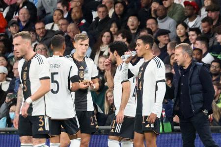 September 2022: Flick-Effekt verpufft - Der Nations-League-Abschluss und zugleich Start in die WM-Saison missglückt mit einem 0:1 gegen Ungarn und einem 3:3 in England. Die Abwehrschwächen sind inzwischen unübersehbar. Der Lehrgang war schon schlecht losgegangen, denn Kapitän Manuel Neuer und Leon Goretzka mussten vor den Partien wegen eines Corona-Störfalls in ihrem Umfeld abreisen.