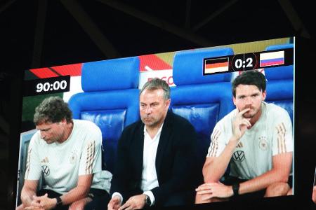 Juni 2023: Ein Tiefpunkt nach dem anderen - 3:3 gegen die Ukraine, 0:1 in Polen, 0:2 gegen Kolumbien - kann es noch tiefer gehen? Statt EM-Vorfreude herrscht Untergangsstimmung vor dem Heimturnier 2024. Flicks Experimente sind 'in die Hose gegangen', wie er selbst sagt. Rücktrittsgedanken? Nein! 'Ich kann versprechen, dass wir im September eine andere Mannschaft sehen.' Die DFB-Spitze um Präsident Bernd Neuendorf hält weiter am Chefcoach fest.