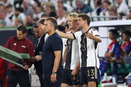 September 2023: Es wird schlimmer statt besser - Nach der Sommerpause soll der Stimmungsumschwung gelingen. Flick setzt Zeichen bei der Nominierung, indem er etablierte Kräfte wie Leon Goretzka oder Timo Werner aussortiert. Eine 'Kernmannschaft' für die EM will er endlich einspielen. Er ernennt Ilkay Gündogan zum Kapitän, versetzt Joshua Kimmich nach rechts. Und wieder wird Japans Team zum Alptraum: Das 1:4 in Wolfsburg vollendet Flicks Absturz. Am Tag danach war Schluss.