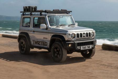 Twisted Suzuki Jimny auf Strand vor Meer. 