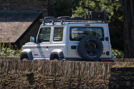 Twisted Suzuki Jimny von hinten auf Steinbrücke. Twisted Suzuki Jimny von hinten auf Steinbrücke.