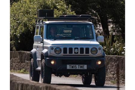 Twisted Suzuki Jimny von vorn auf Steinbrücke.