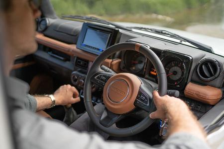 Lenkrad und Innenraum mit Fahrer vom Twisted Suzuki Jimny.