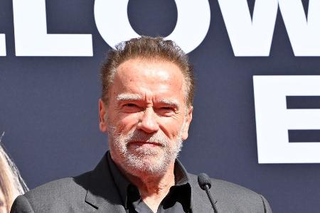 Nach OP am Ellenbogen: Arnold Schwarzenegger mit Gips gesichtet Nach OP am Ellenbogen: Arnold Schwarzenegger mit Gips gesichtet