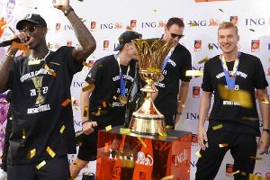 Basketballer um Dennis Schröder feiern WM-Titel in Frankfurt