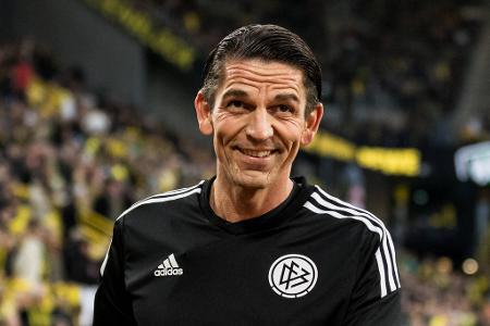 Fußballspruch des Jahres: Das sind die 11 Nominierten - Die Jury der Deutschen Akademie für Fußball-Kultur hat eine Vorauswahl zum Fußball-Spruch des Jahres 2023 getroffen. Mit dabei ist Schiri Deniz Aytekin (Foto), BVB-Trainer Edin Terzic, Schalke-Profi Marius Müller, Joshua Kimmich vom FC Bayern und viele andere. Diese elf Sprüche sind nominiert: Fußballspruch des Jahres: Das sind die 11 Nominierten - Die Jury der Deutschen Akademie für Fußball-Kultur hat eine Vorauswahl zum Fußball-Spruch des Jahres 2023 getroffen. Mit dabei ist Schiri Deniz Aytekin (Foto), BVB-Trainer Edin Terzic, Schalke-Profi Marius Müller, Joshua Kimmich vom FC Bayern und viele andere. Diese elf Sprüche sind nominiert: