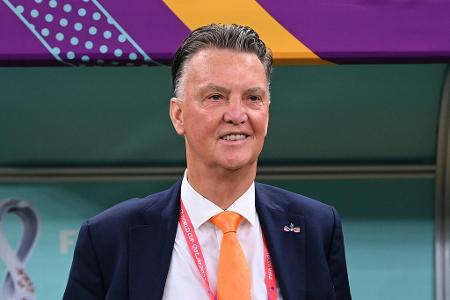 Louis van Gaal (zuletzt Nationaltrainer der Niederlande) - Der Niederländer äußerte sich zuletzt skeptisch, da noch nie ein Ausländer den Posten des Bundestrainers bekleidete. Doch diese Bedenken wischte Bernd Neuendorf beiseite. 'Wir schlagen keine Tür zu. Wir lassen diese Option ausdrücklich zu', sagte der DFB-Präsident. Ehemalige Spieler wie Philipp Lahm und Bastian Schweinsteiger sprachen sich ausdrücklich für den 72-Jährigen aus.