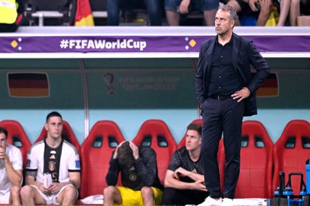 Dezember 2022: WM-Desaster in Katar - Die WM in Katar wird zum Desaster - nicht nur sportlich. Die Debatte um die 'One Love'-Binde wird zur Belastung, der selbst verschuldete 1:2-Schock im Auftaktspiel gegen Japan zum Anfang vom frühen Ende. Eigentlich bahnte sich das nächste Vorrunden-Aus nach Russland 2018 schon im Trainingscamp im Oman an. Beim 1:0-Testspielsieg spielt Flick nicht seine WM-Elf ein.