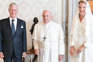 Ganz in Weiß gekleidet: Belgiens Königin Mathilde zu Besuch beim Papst
