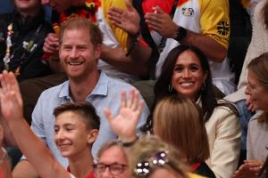 Schweigen der Royals: Warum gratulieren sie Harry nicht öffentlich?