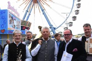 Promis feiern mit: Dieter Reiter eröffnet das Oktoberfest 2023