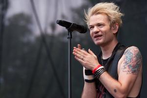 Sum-41-Frontmann Deryck Whibley liegt im Krankenhaus