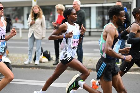Assefa pulverisiert Weltrekord beim Berlin-Marathon Assefa pulverisiert Weltrekord beim Berlin-Marathon