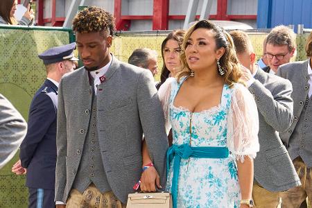 Kingsley Coman lief mit seiner Partnerin Sabrajna auf