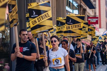 Neuer Deal: Hollywood-Drehbuchautoren beenden Streik nach fünf Monaten Neuer Deal: Hollywood-Drehbuchautoren beenden Streik nach fünf Monaten
