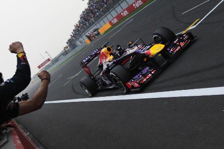 Red Bull - 6 Titel - Zwischen 2010 und 2013 waren die Österreicher schlichtweg nicht zu schlagen. Red Bull sicherte sich in diesem Zeitraum vier Doubles (Fahrer- und Team-WM) in Folge. Profiteur war vor allem Sebastian Vettel, der sich in jenen Jahren zum vierfachen Weltmeister krönte. Auf den fünften Titel musste Red Bull bis Ende 2022 warten. 2023 holte das Team den Pokal bereits nach 15 Rennen.