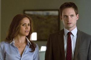 Patrick J. Adams entschuldigt sich für Meghan-Fotos vom "Suits"-Set