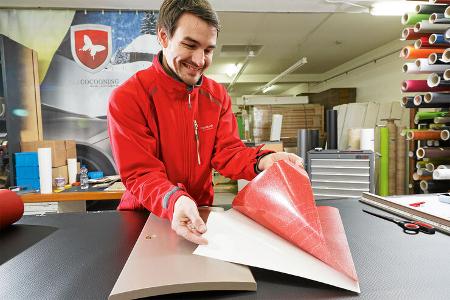 Trägerfolie bis zur Mitte lösen und den überstehenden Teil mit einem scharfen Cutter-Messer abschneiden