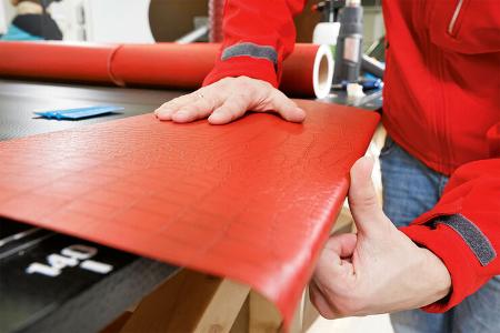 Haftvermittler auftragen bei Möbelkanten