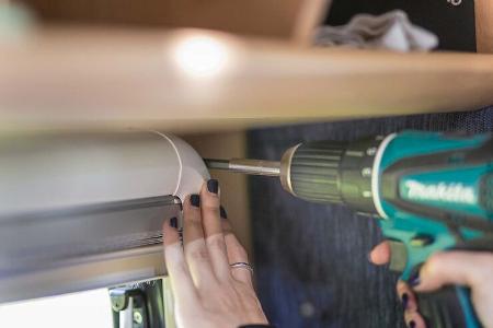 Zwei Spaxschrauben fixieren den Rahmen oben beim Jalousieneinbau im Reisemobil