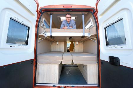 Breite Matratze im Hubbett oben, lange Liegen unten