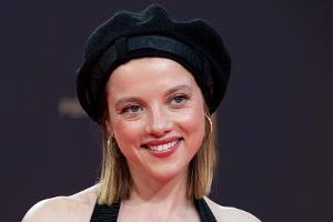 Deutscher Fernsehpreis: Jella Haase räumt für Netflix-Serie "Kleo" ab