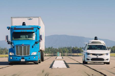 09/2019, Waymo Peterbilt Semi-Truck und Chrysler Pacifica