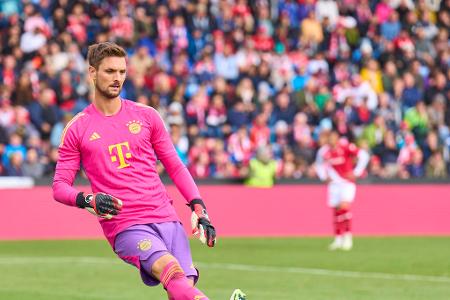 FC Bayern - TOR: Sven Ulreich - Note: 5,0 - Hielt auf der Linie nicht einen Ball. Dafür mit mehreren krassen Patzern. Leistete sich einen Bock beim Herauskommen (12.). Segelte beim zweiten Gegentor an der Ecke vorbei. Wäre Openda später nicht im Abseits gewesen, hätte er sogar noch einen Elfmeter verursacht (44.). In der Nachspielzeit mit seiner einzigen guten Szene.